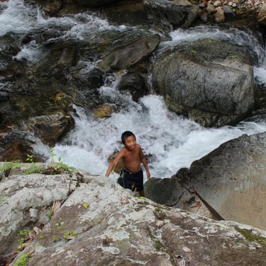 "Agua pura descendiendo de cascadas naturales en La Guajira"