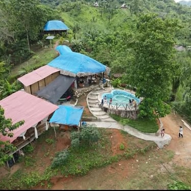 alt="Ecohotel en La Guajira rodeado de montañas y rios cristalinos"