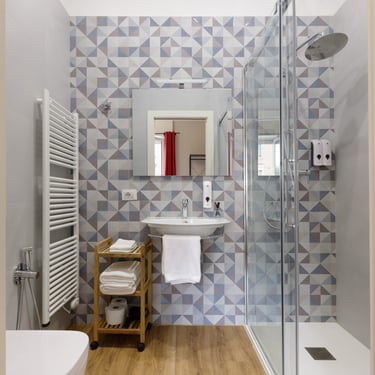 Bagno moderno della camera tripla deluxe con balcone a Verona, con ampia doccia in vetro e piastrelle geometriche – Domus 44