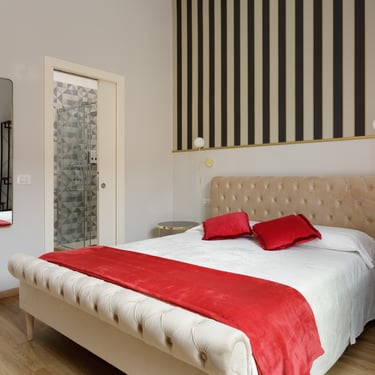 Camera Tripla Deluxe con balcone a Verona, vista del letto matrimoniale e ingresso del bagno privato con doccia moderna