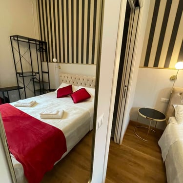 Camera Tripla Deluxe con balcone a Verona riflessa allo specchio