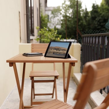 Balcone della Camera Tripla Deluxe con tavolino esterno a Verona.