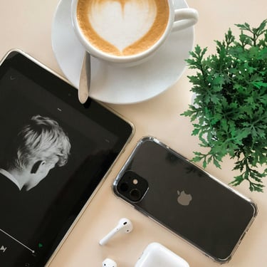 Image illustrant le service d'identité visuelle pour supports digitaux de Julietta Studio