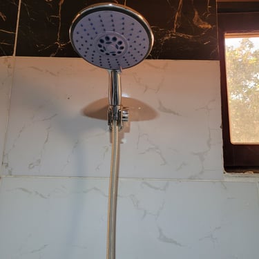 Natuurlijk licht door een hoog plafondraam in een geventileerde privébadkamer in Bedouin Star. 