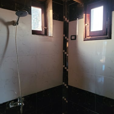 Privé studio-badkamer met hogedrukdouche, chromen mengkraan, 24-uurs stopcontact en dubbele ventilatieramen