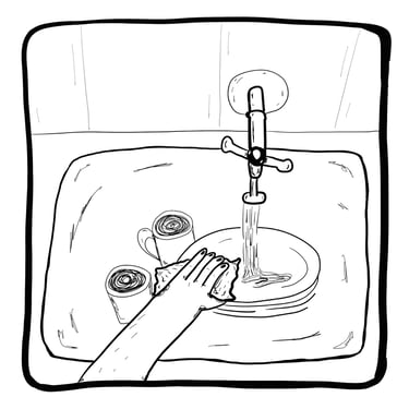 Vista en primera persona de una mano lavando un plato bajo el chorro de agua en un fregadero con tazas.