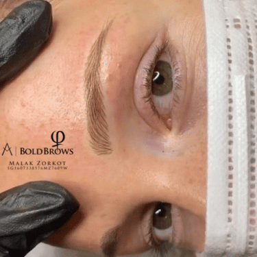 professionnel montrant le résultat final d'un tatouage permanent 