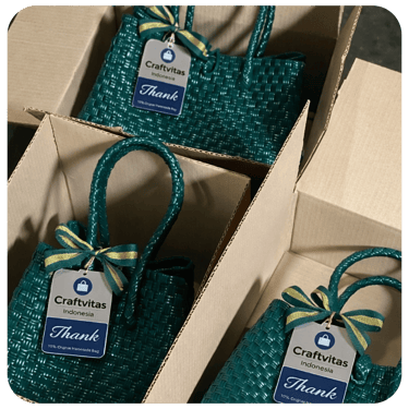 Tas anyaman plastik hijau Craftvitas Indonesia dengan hangtag custom untuk pesanan grosir dan souvenir