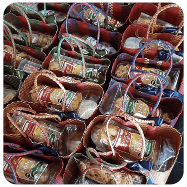 Tas anyaman plastik sebagai souvenir isi makanan ringan untuk pemesanan grosir