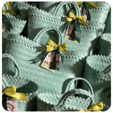 Tas anyaman plastik warna mint sebagai souvenir corporate handmade Craftvitas Indonesia