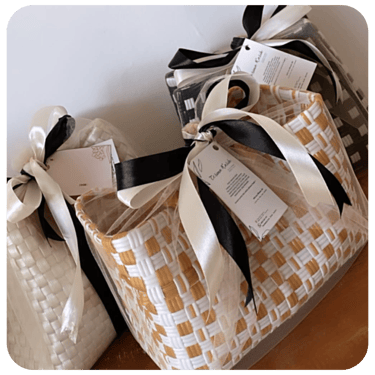 Tas anyaman plastik warna natural sebagai souvenir eksklusif handmade Craftvitas Indonesia