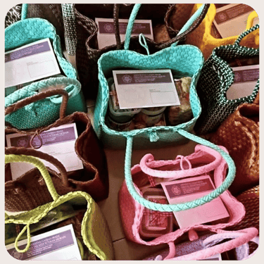 Tas anyaman plastik sebagai souvenir instansi berisi produk UMKM untuk pemesanan grosir