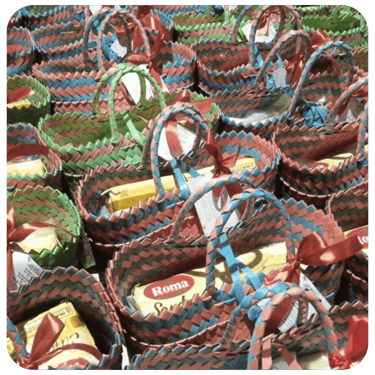 Tas anyaman plastik sebagai souvenir acara dengan isian snack untuk pemesanan grosir