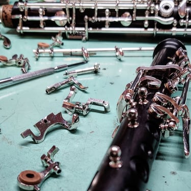 les corps d'un hautbois partiellement démonté montrant la complexité de la mécanique