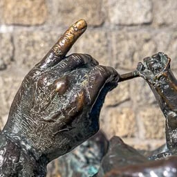 Close up on the hand of the Hilda Gobbi statue.