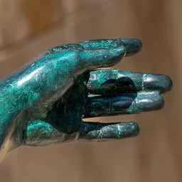Close-up of Keleti’s left hand
