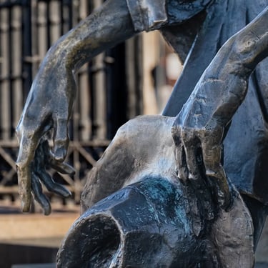 Both bronze hands of Attila József, expressing quiet despair and deep reflection.