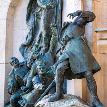 Side view of memorial, showing Genius, wounded soldier and students rushing toward him.