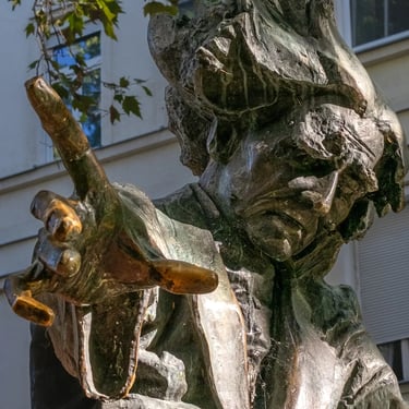 Liszt’s hand in sharp focus with his blurred face behind, hinting at virtuosity.