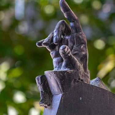 Statue detail: Solti’s other hand raised, capturing a gesture of attention towards the orchestra.