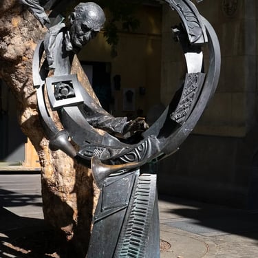 Full frontal view of the Georg Solti statue, capturing its complete form and composure.
