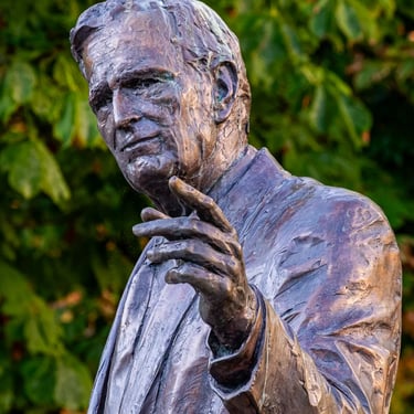 Head and pointing hand of the Bush statue, capturing a friendly yet determined gaze.