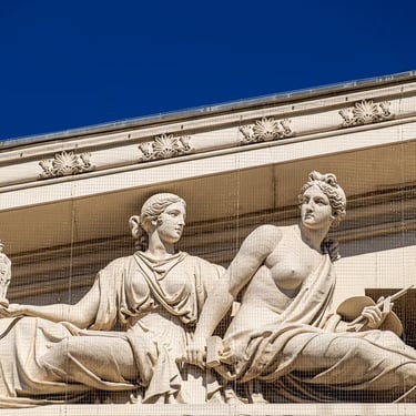 Statues of the ladies embodying Art and Science, key ideals of 19th‑century Hungary.