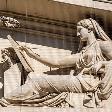 Statue of the lady representing History in a dignified pose on the museum’s pediment.