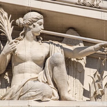 Statue of the lady representing Fame, symbolizing renown on the museum’s facade.