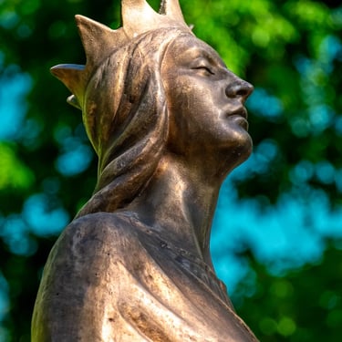 Side view of Saint Barbara’s upper body with crown, symbol of her sainthood.