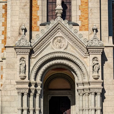 Frontal view of the Bakáts tér church with main entrance and St. Francis statue above.