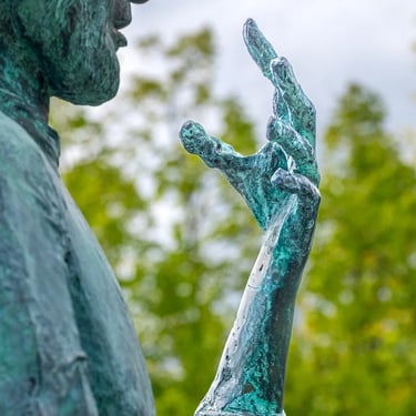 Close-up of Steve Jobs statue’s other hand in a gesture of explanation and creativity.