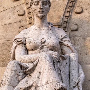 Portrait of the statue representing architecture at the main entrance of TUB.