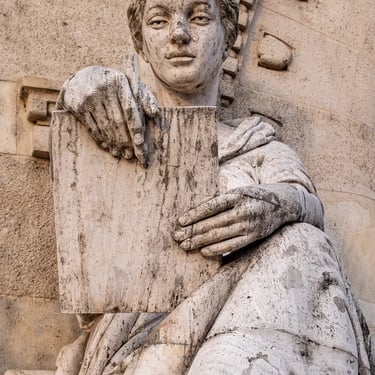 Portrait of the statue depicting chemical engineering at the entrance of TUB.