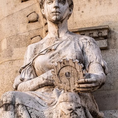 Portrait of the statue denoting engineering sciences at TUB’s main entrance.