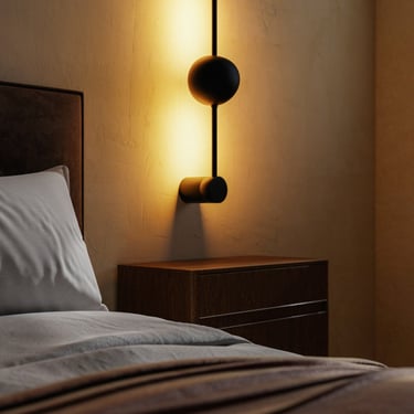 Rendu 3D photoréaliste d’une chambre moderne avec applique murale noire design diffusant une lumière chaude, table de chevet