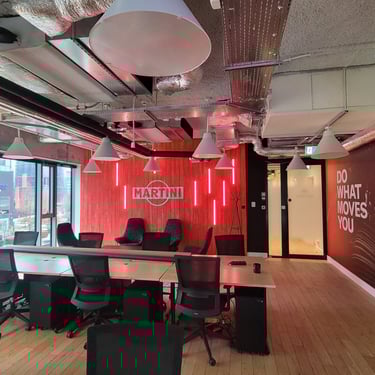 espacio de trabajo abierto con paredes revestidas en madera y luces LED