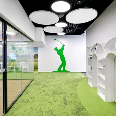 vista interior de la oficina de mBank con una silueta de golfista en la pared y paneles acusticos
