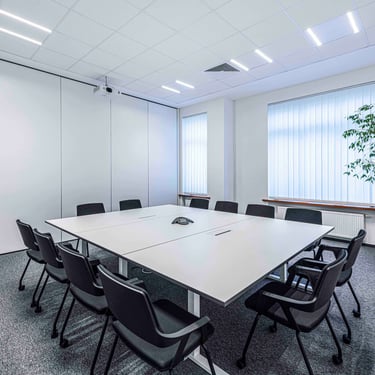 sala de reunion con pared movil y techo modular suspendido