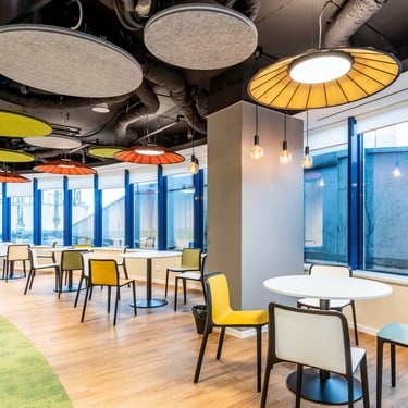 interior oficina Groupon con sillas y mesas redondas (office design Groupon with round tables and chairs)