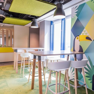 Coworking de trabajo con mesas altas (Coworking design with stools and high tables)