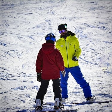 Maestro di snowboard a Sestriere durante lezione individuale