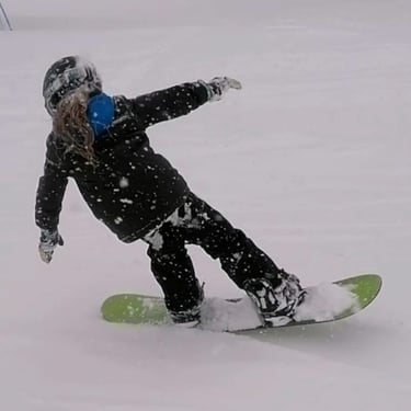 Bambini con il maestro imparano il freestyle con lo snowboard sulle piste di Sestriere