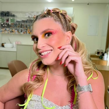 Maquiagem neon e penteado com fitas coloridas para Carnaval, We Hall Bauru.
