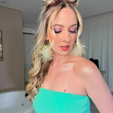 Penteado coques duplos com glitter e make rosa de Carnaval.