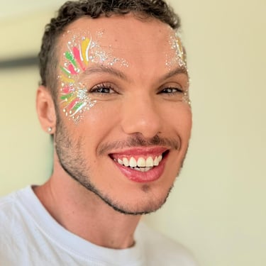 Maquiagem masculina de Carnaval com glitter e pedrarias.