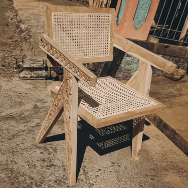 Hajon chair made of teak wood with a combination of carvings and rattan weaving