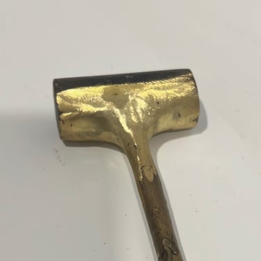 Restauración artística de martillo decorativo mediante soldadura técnica de latón para cliente parti