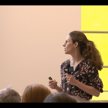 Exposé de Noémie Le Donné dans un événement Quatre-Quarts