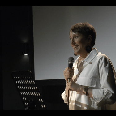 Introduction de Fanny Bannet pendant un événement Quatre-Quarts
